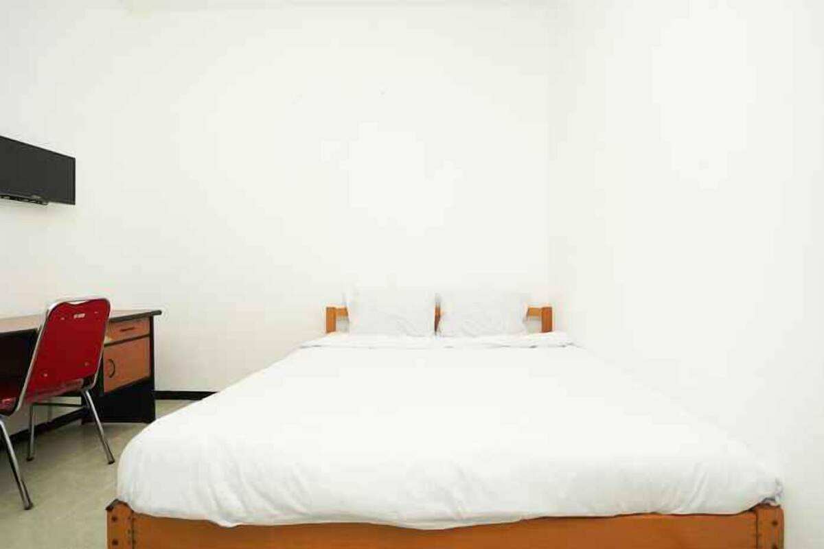 Desk, WiFi (free), bed sheets