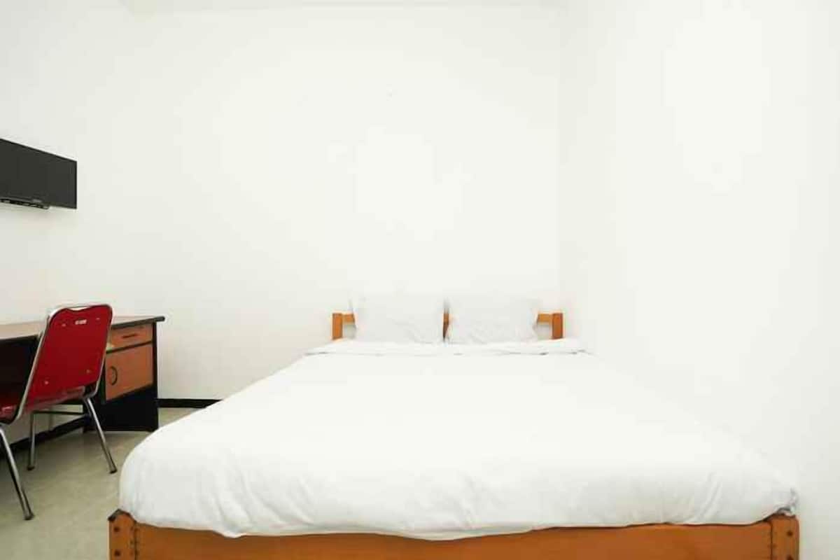 Desk, WiFi (free), bed sheets