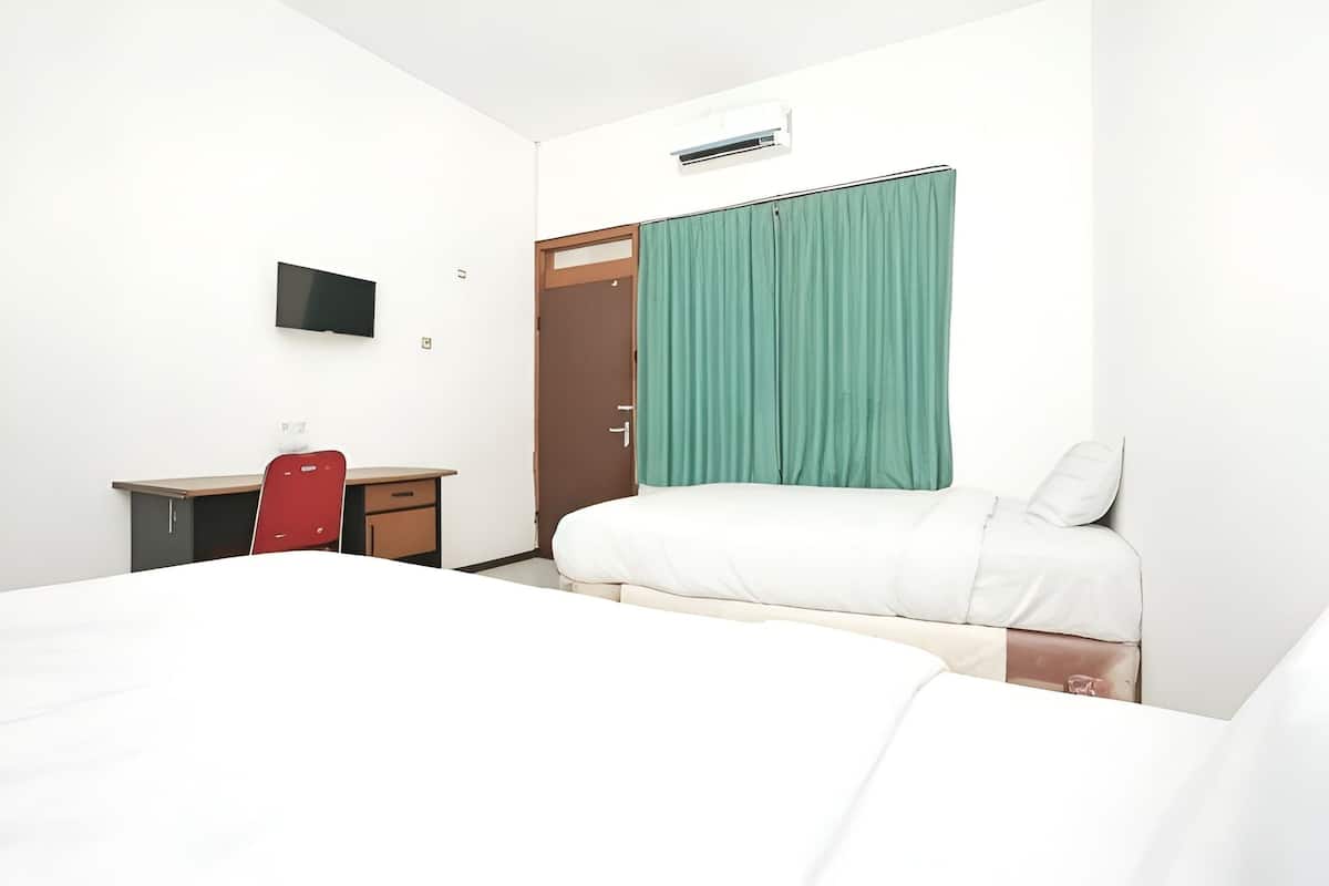 Deluxe Twin Room with Water Heater | Desk, WiFi (free), bed sheets