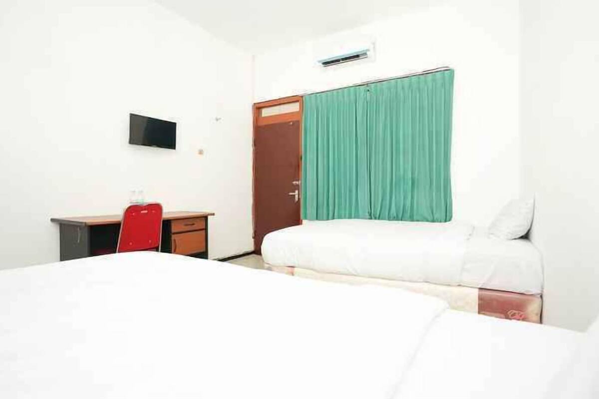Desk, WiFi (free), bed sheets