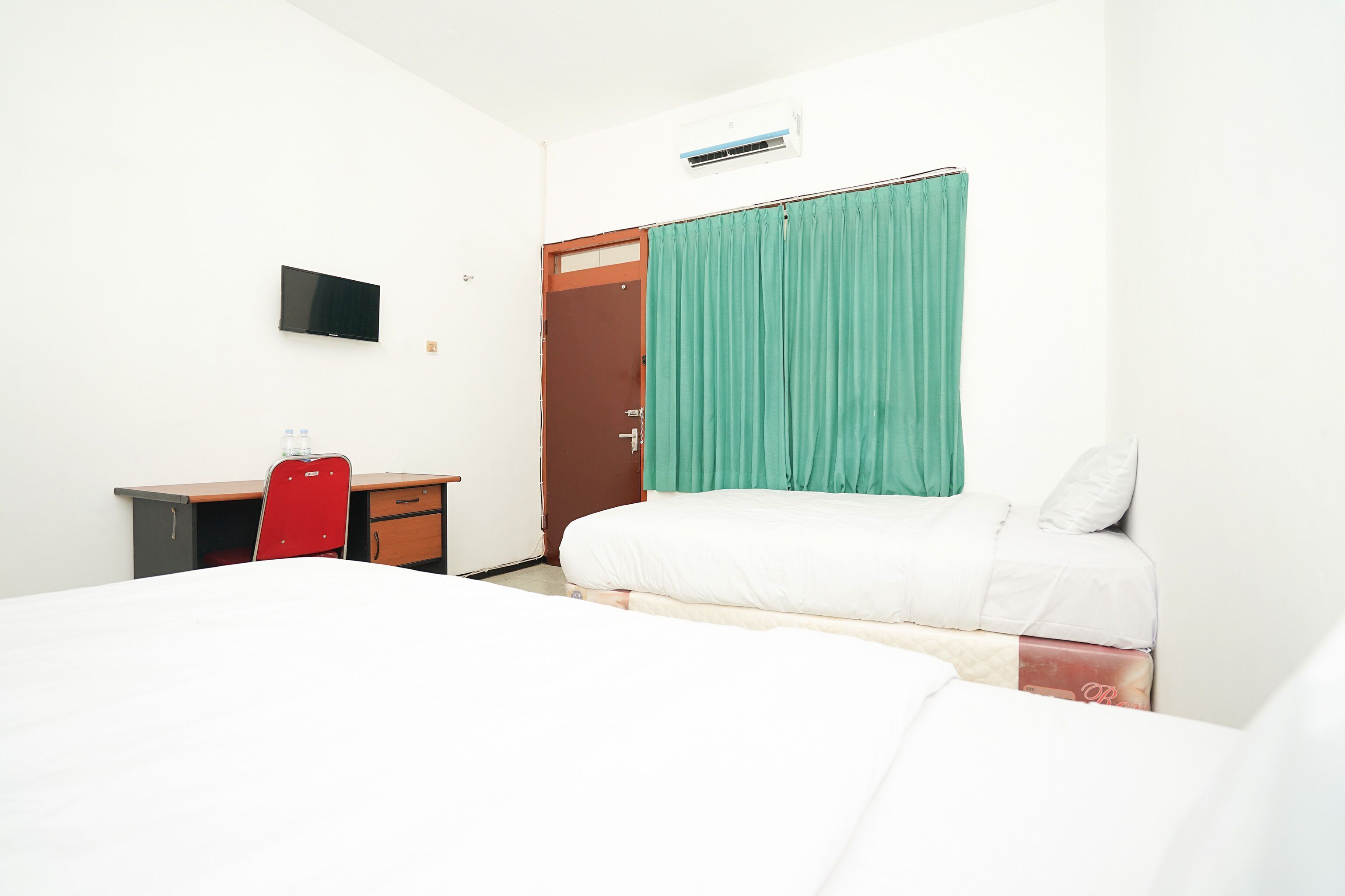 Desk, free WiFi, bed sheets