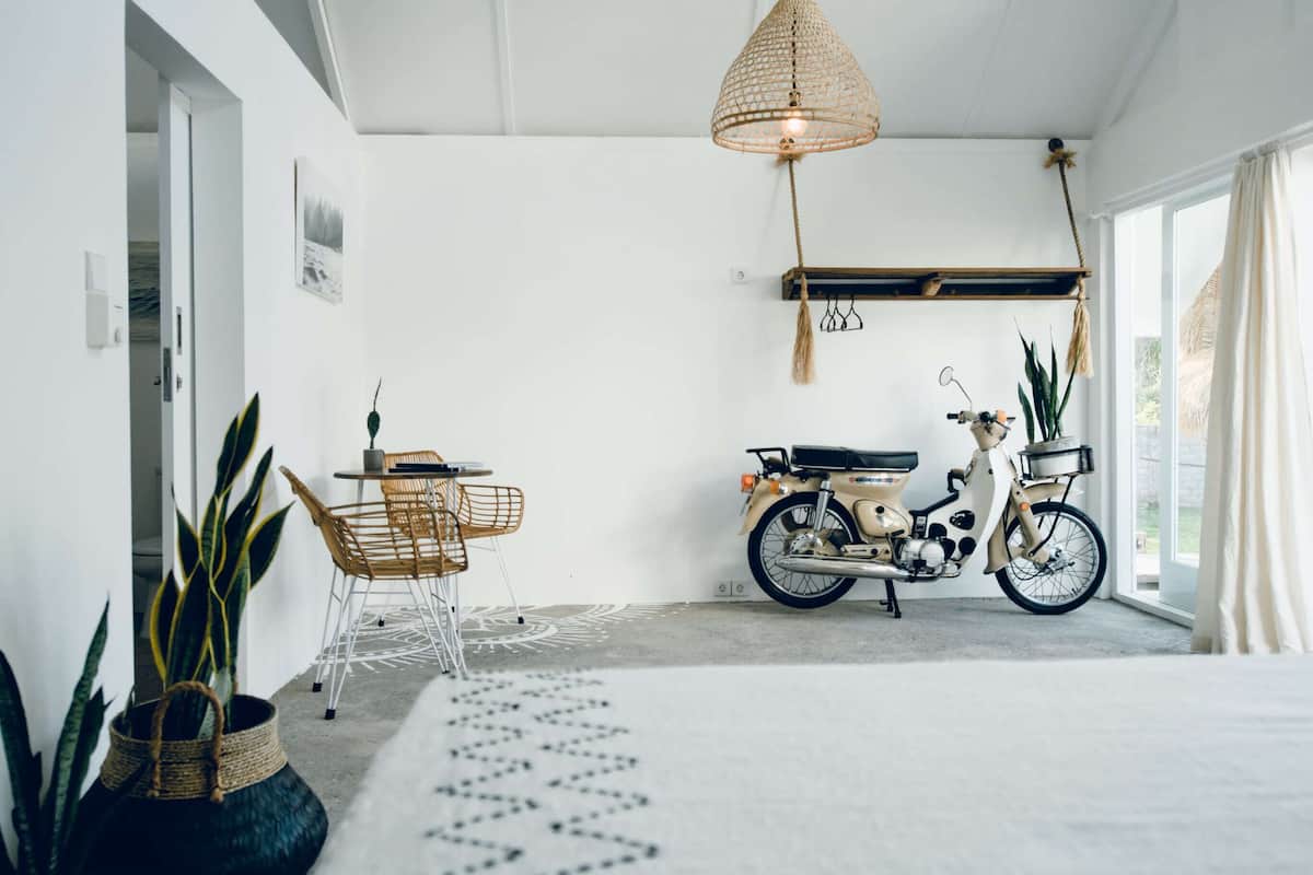 The Boutique | Safe på rommet, skrivebord, blendingsgardiner og strykejern/-brett