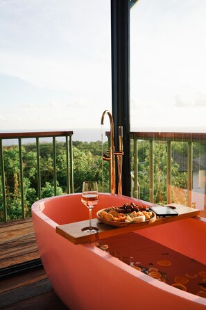 Panoramic Room | Bathroom | Shower, free toiletries, hair dryer, towels - Salty Breeze Bali (Kutuh)