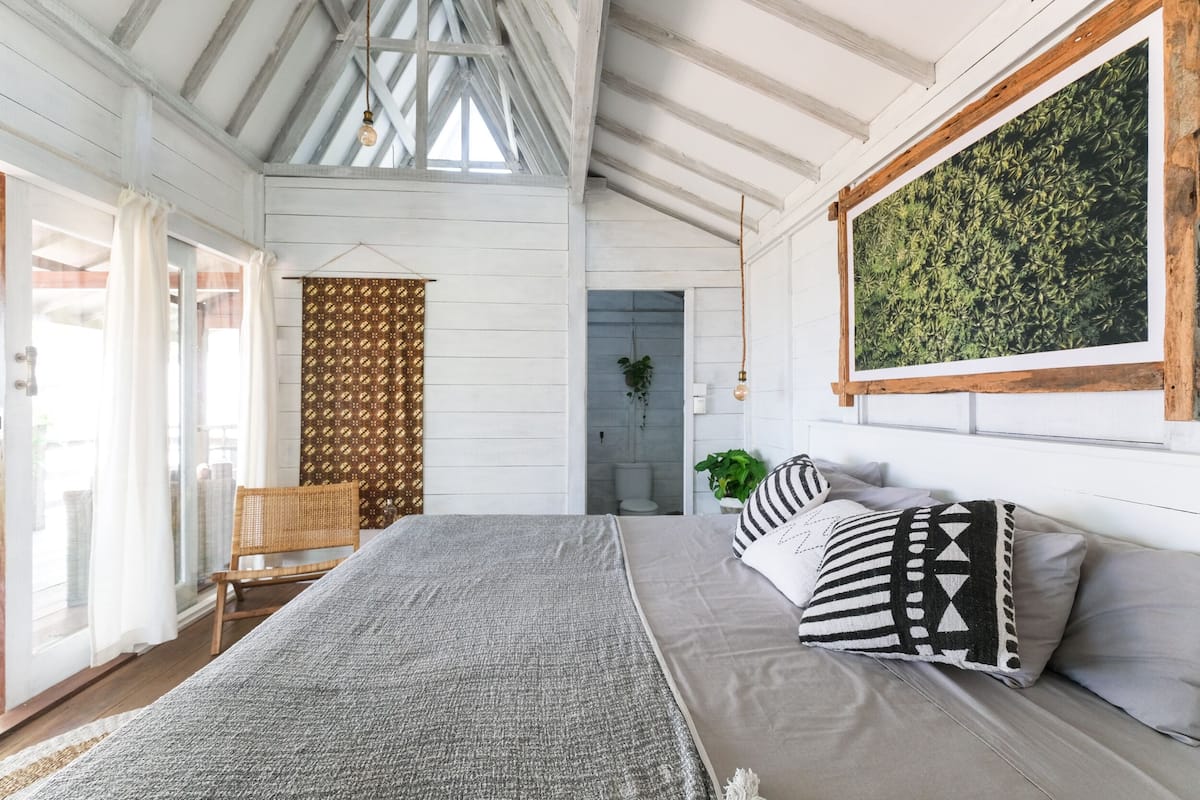 Jungle House | Safe på rommet, skrivebord, blendingsgardiner og strykejern/-brett