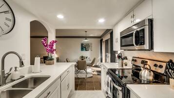 Réfrigérateur, micro-ondes, four, plaque de cuisson