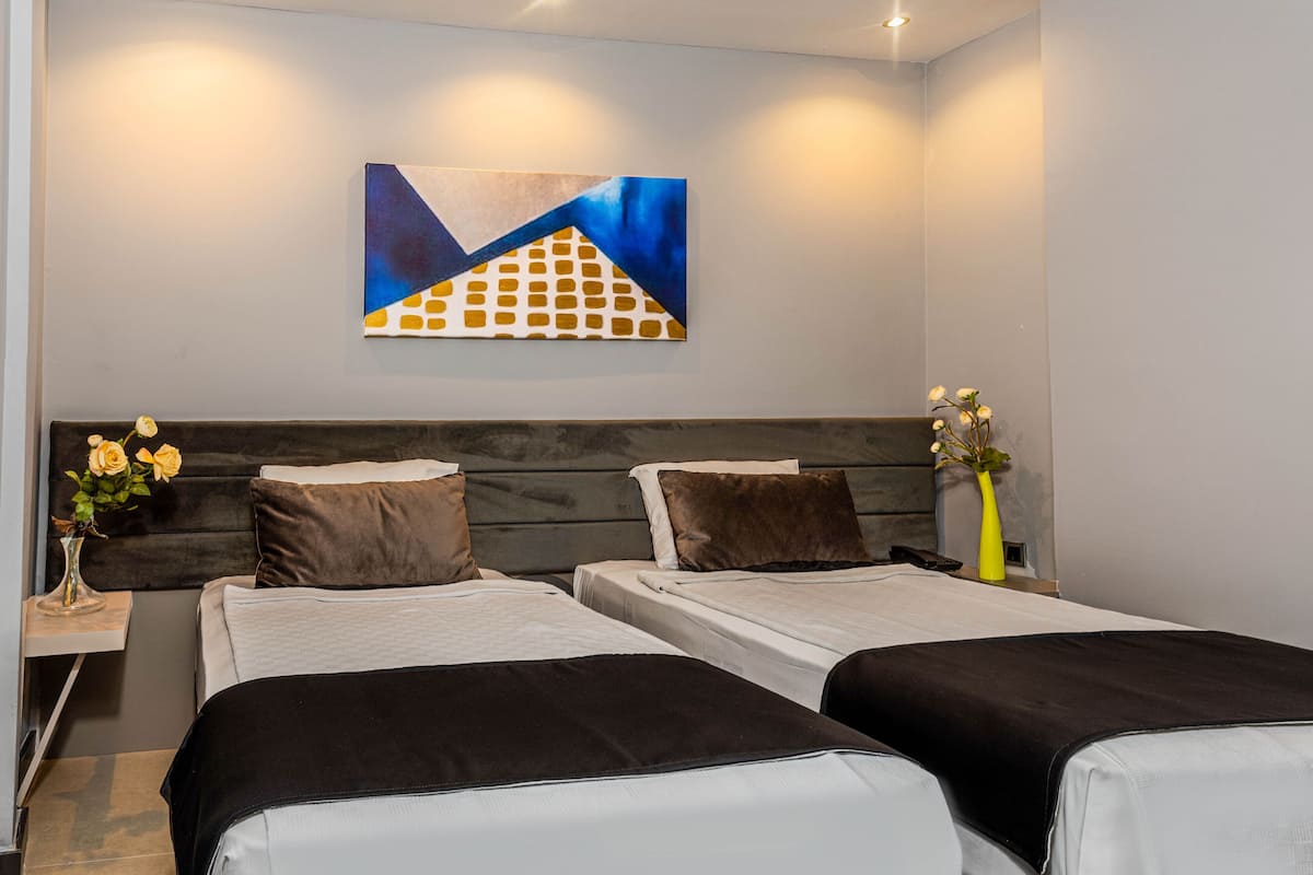 Habitación estándar con 1 cama matrimonial o 2 individuales | 1 habitación, ropa de cama de alta calidad y camas Tempur-Pedic