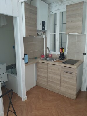 Réfrigérateur, micro-ondes, plaque de cuisson, cafetière/bouilloire