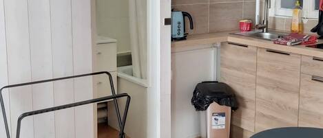 Réfrigérateur, micro-ondes, plaque de cuisson, cafetière/bouilloire