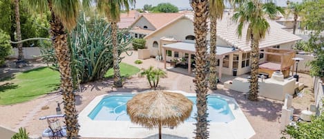 Una piscina al aire libre, una piscina climatizada