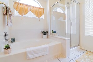 Ensemble douche/baignoire, sèche-cheveux, serviettes fournies, savon
