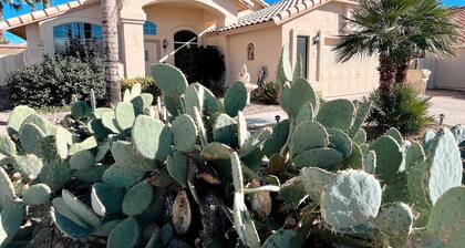 ☀️🌵Tropical Desert Oasis. HEATED Pool & Spa no charge. Private, large yard 🌴🏜