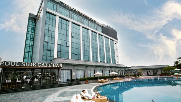 A modern hotel with a poolside cafe and lounge area. - Songlam Waterfront Hotel - 藍江酒店 (Nghi Xuân)