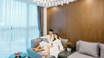 Kamar Grand, 1 Tempat Tidur King, pemandangan sungai | Area keluarga | Smart TV 42-inci dengan saluran TV kabel dan TV