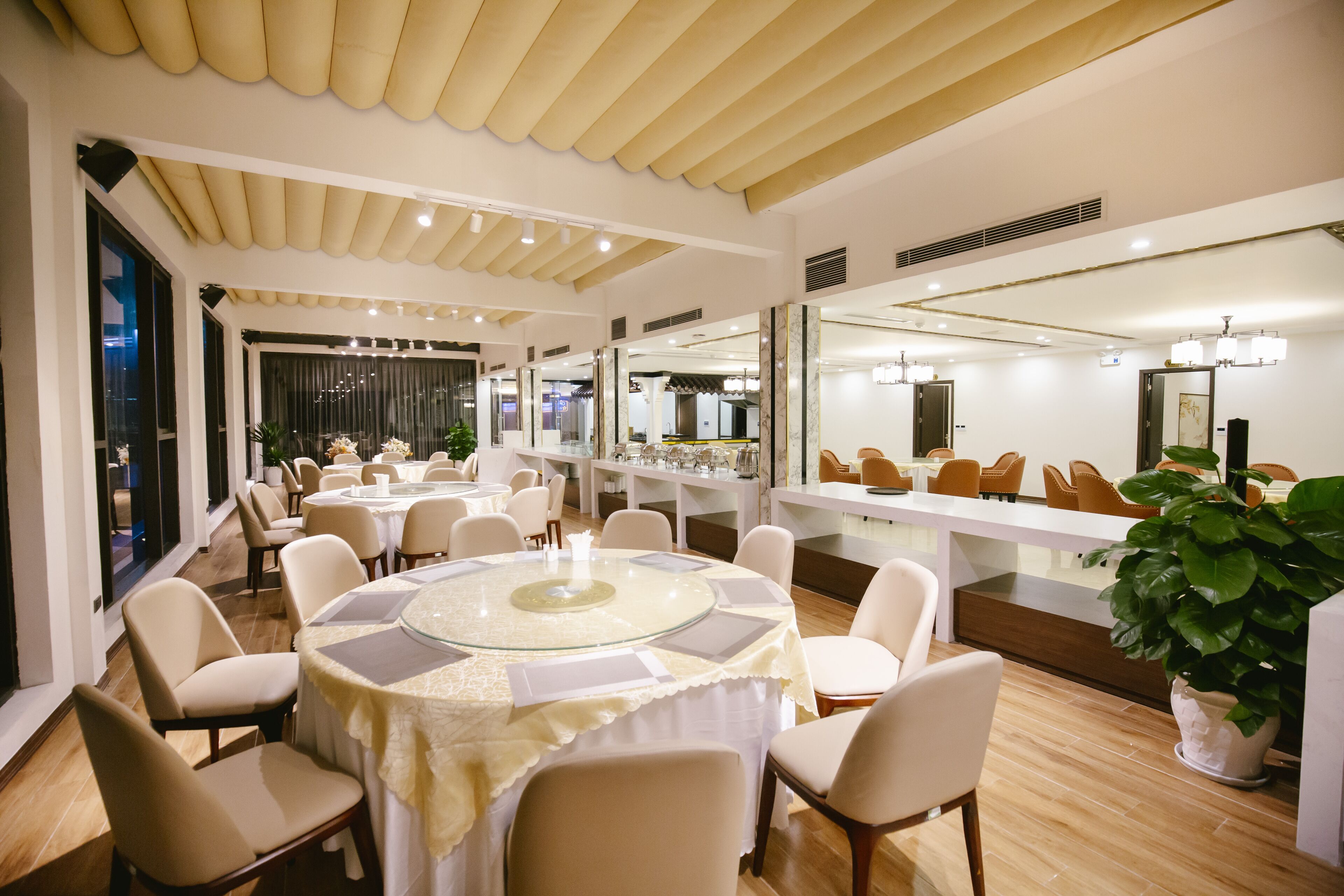 供应早餐、午餐和晚餐，地区菜，泳池景观