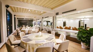 Frühstück, Mittagessen, Abendessen, regionale Küche, Blick auf den Pool