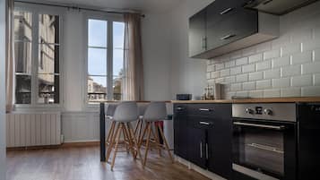 Réfrigérateur, micro-ondes, four, plaque de cuisson