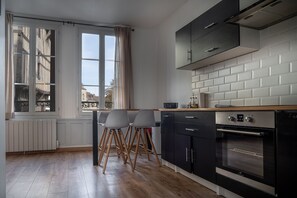 Réfrigérateur, micro-ondes, four, plaque de cuisson