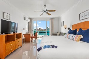 Tabla de planchar con plancha, cuna de viaje, wifi y ropa de cama 