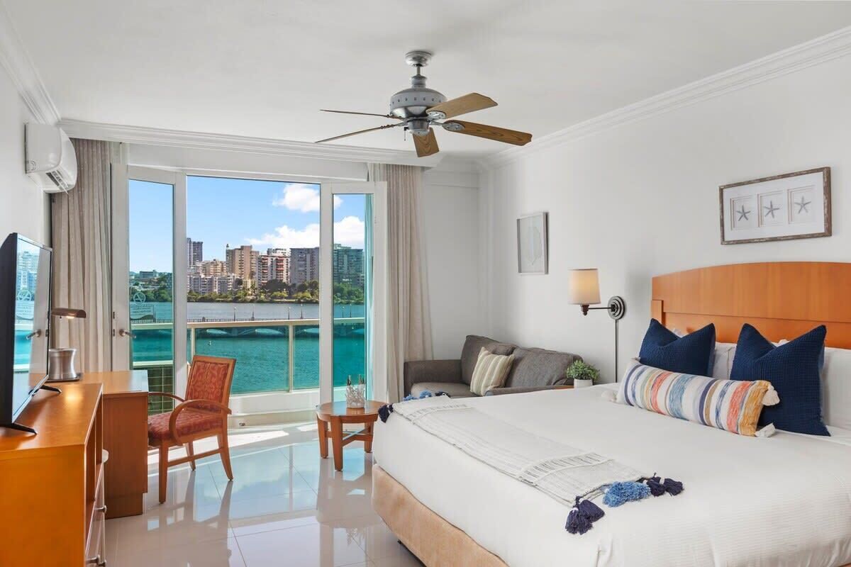 Tabla de planchar con plancha, cuna de viaje, wifi y ropa de cama 