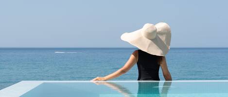 Alberca al aire libre y alberca infinita