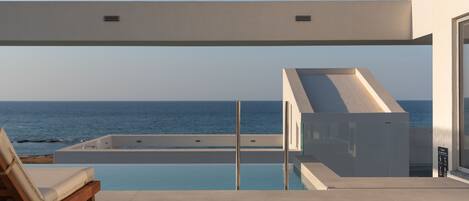 Een buitenzwembad, een infinity pool