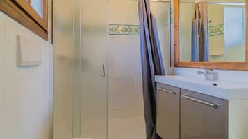 Douche, serviettes fournies