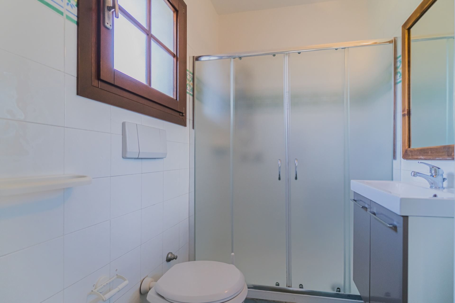 Ein Badezimmer mit Toilette, Dusche und Waschbecken.