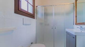 Ein Badezimmer mit Toilette, Dusche und Waschbecken.