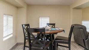 Apartemen, 2 kamar tidur | Tempat makan