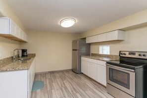 Private kitchen - Casa Retama B by Padre Getaways (South Padre Island)