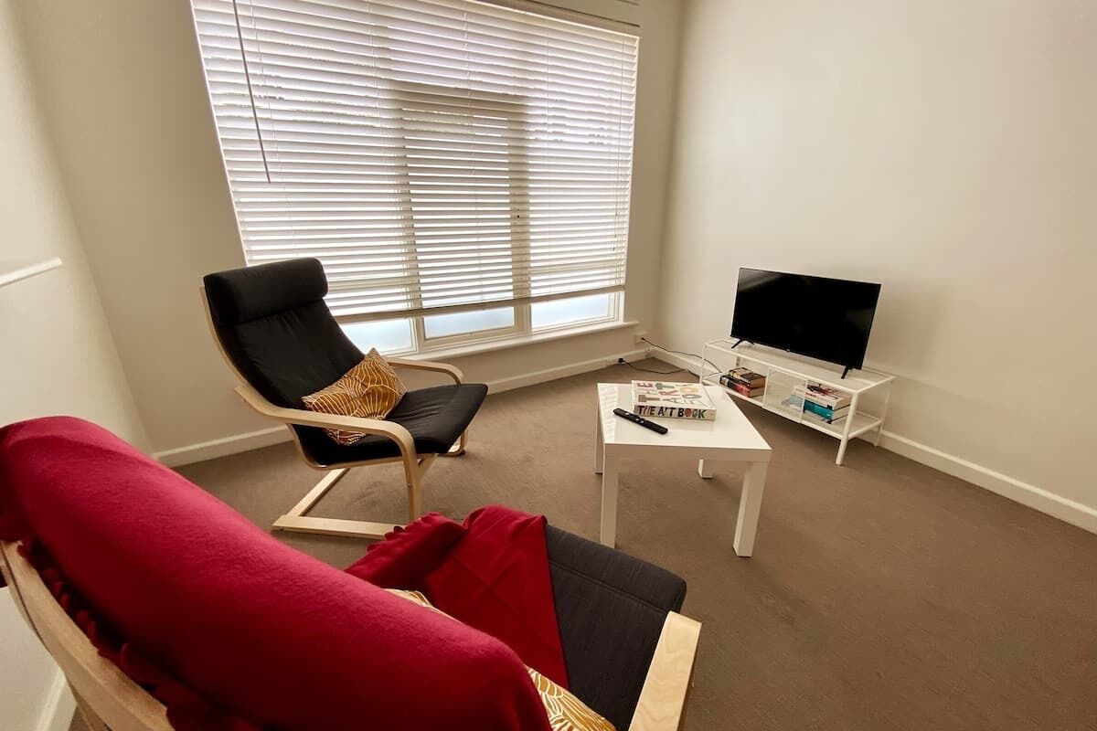 Executive 1bdr/1ba + free gated parking + wifi