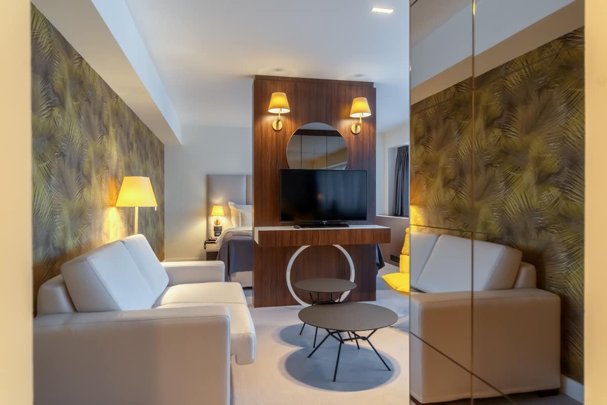 City studio suite | Woonruimte | Een 43-inch smart-tv met kabelzenders en een televisie