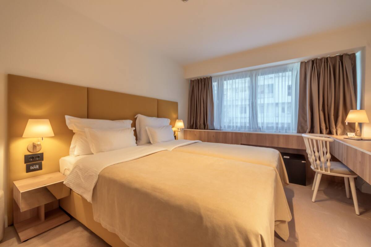 Luxe beddengoed, donzen dekbedden, pillowtop-bedden, een minibar
