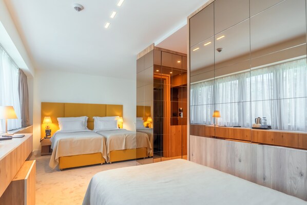 Chambre triple classique, vue sur la ville | Literie de qualité, couette en duvet, lit avec matelas à plateau-coussin