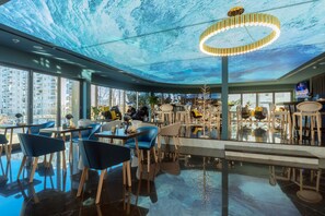 Déjeuner, dîner et souper servis sur place