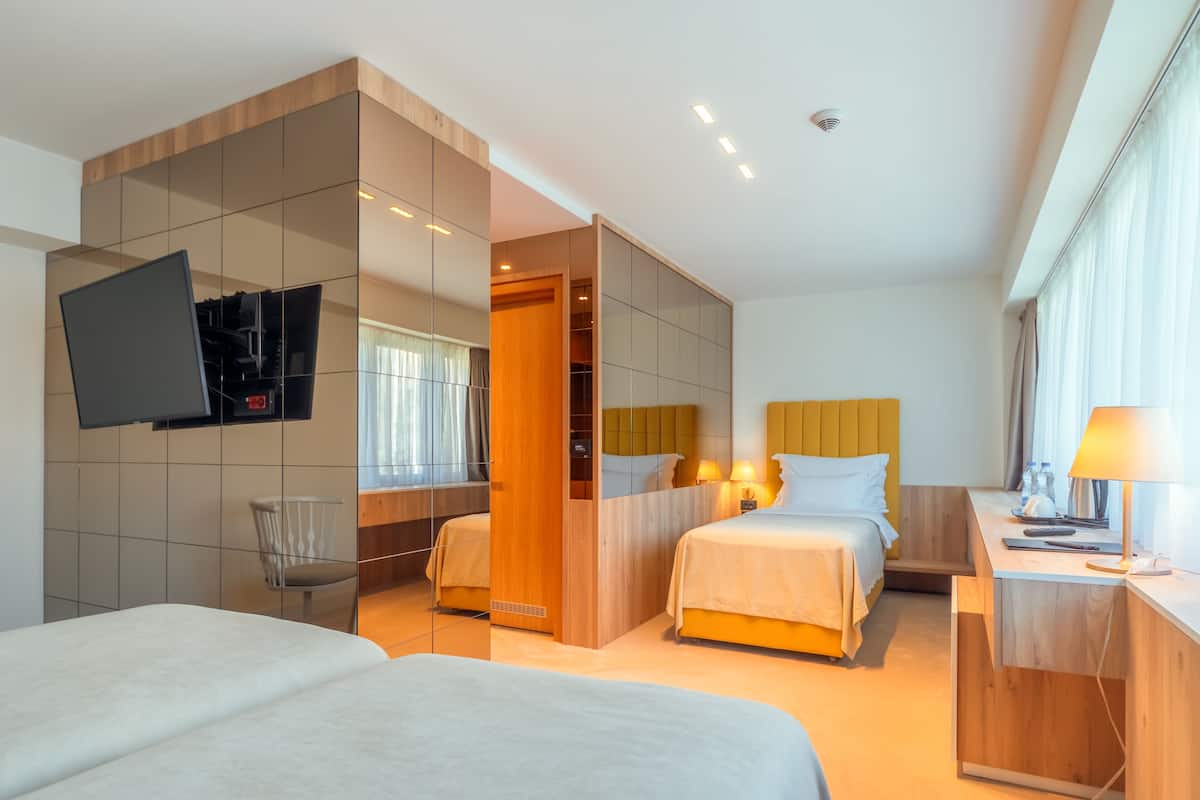 Klassieke driepersoonskamer, uitzicht op stad | Luxe beddengoed, donzen dekbedden, pillowtop-bedden, een minibar