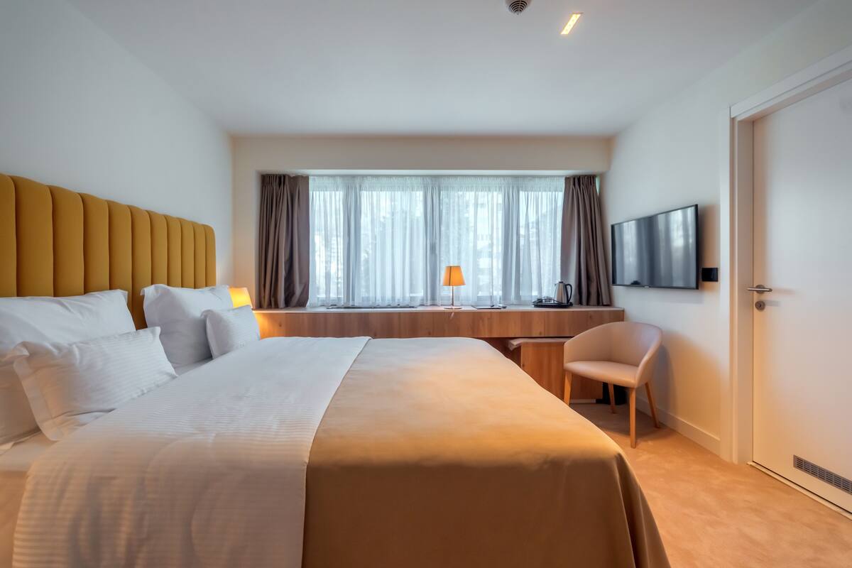 Luxe beddengoed, donzen dekbedden, pillowtop-bedden, een minibar