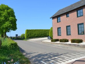 Property grounds - Holiday home in South Limburg with a terrace (Klimmen)