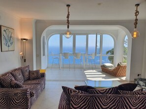 TV, fireplace, DVD player, stereo