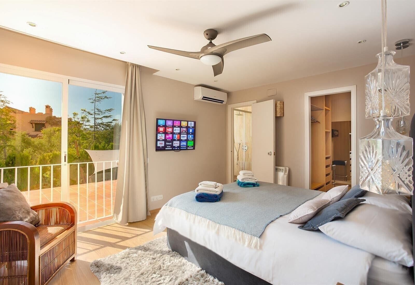 4 bedrooms, iron/ironing board, free WiFi, bed sheets