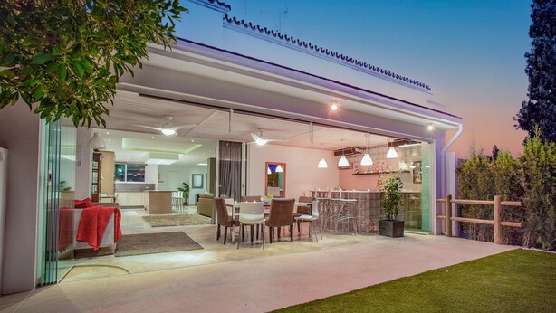 A modern house with an open-plan living area, dining space, and kitchen.