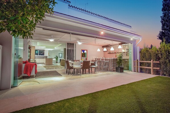 Outdoor dining - Holiday Home 'Casa Eucalyptus Family Home' with Sea View, Wi-Fi and Air Conditioning (Marbella)