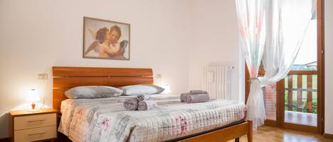 1 dormitori, planxa i posts de planxar, wifi gratuïta i roba de llit