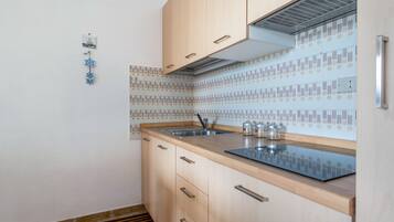 Fridge, microwave, stovetop, electric kettle