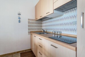 Réfrigérateur, micro-ondes, plaque de cuisson, bouilloire électrique