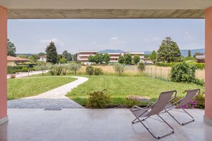 Terrace/patio - Vacation Home "Villetta al Torchio Atene" with Wi-Fi, Terrace & Garden (Manerba del Garda)