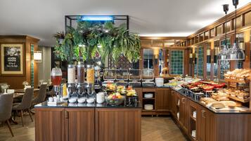 Café da manhã com buffet diário (EUR 17 por pessoa)