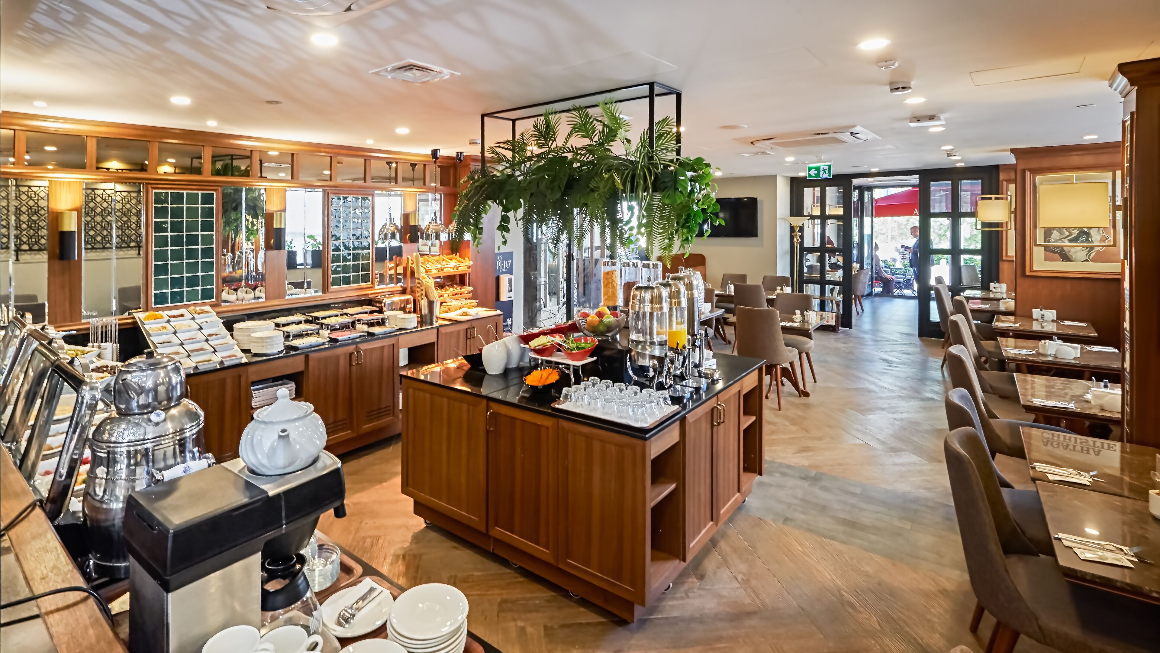 Tägliches Frühstücksbuffet (17 EUR pro Person)