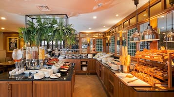 Frukostbuffé varje dag (EUR 12 per person)