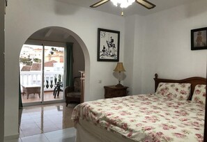 2 bedrooms, iron/ironing board, free WiFi, bed sheets - "Townhouse with Sea View" with Mountain View, Pool, Wi-Fi, Garden & Terrace (Nerja)